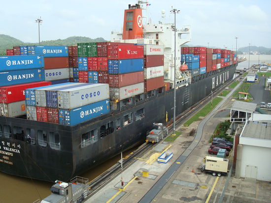 Containerschiff in der Schleuse. Links und rechts sind nur wenige Zentimeter Platz