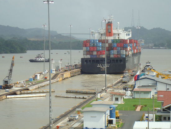 Das Schiff faehrt raus und die Schleusentore schliessen sich wieder