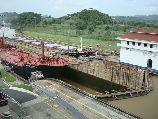 Ein Mexikanischer Tanker faehrt in die Schleuse.Der Wasserstand ist niedrig....