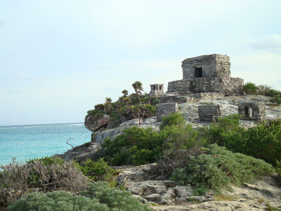 Unsere erste Mayastaette: Die Ruinen von Tulum. Werden wohl nicht die spektakulaersten auf unserer Reise werden, aber die Lage direkt am tuerkisblauen Meer ist einzigartig