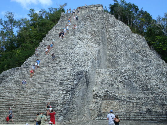Pirámide Nohoch Mul.
42 Meter hohe Handarbeit. Da kann man nur staunen...