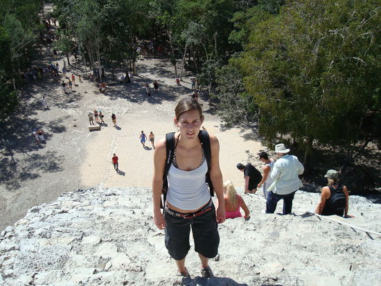 Man beachte im Hintergrund: Der Abstieg faellt manchen nicht so leicht.