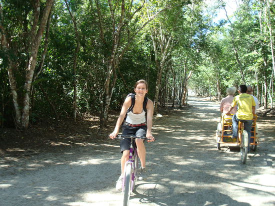 Mit dem Fahrrad gemuetlich durch den Dschungel, von Pyramide zu Pyramide radeln...