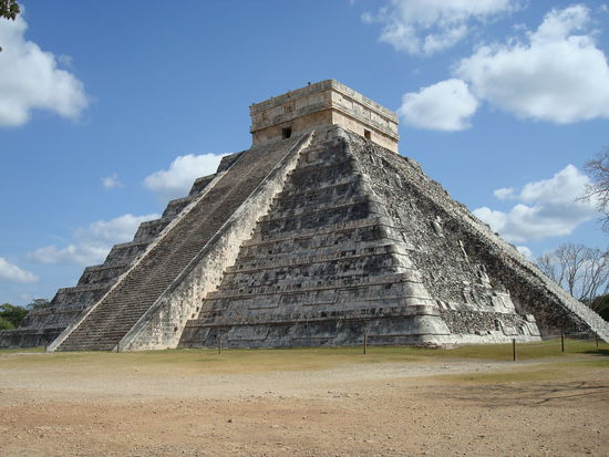 Kukulcan Pyramide. Wohl die beruehmteste Pyramide Yucatans.
Die an den vier Seiten der Pyramide zum Tempelhaus fuehrenden Treppen haben je 91 Stufen (=364), das Tempelhaus selbst steht wiederum auf einer Stufe (zusammen 365). 52 Platten an den Seiten symbolisieren die 52 Wochen.