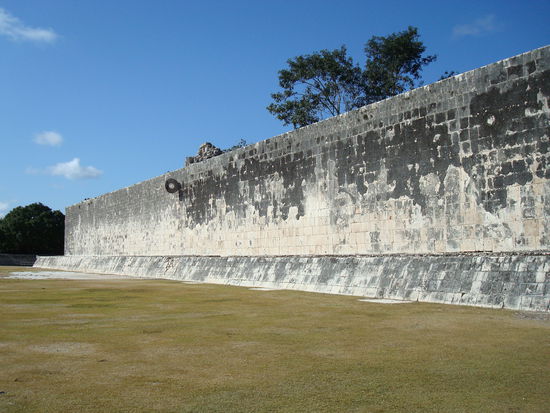 Der Juego de Pelota (Ballspielplatz)ist der groesste und besterhaltene Mexikos