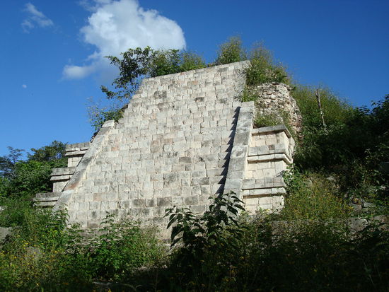 In Uxmal hat es noch viele Gebaeude und Pyramiden die im Dschungel liegen und noch nicht freigelegt, oder gar restauriert sind.