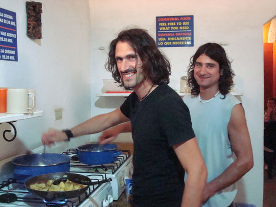 Jose und Urs am Budgetmenue kochen