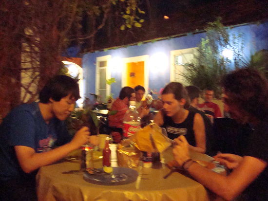 Blanco (so nennt er sich in Mexiko  ), der Koreaner links, ist wohl der witzigste Typ den wir bis jetzt kennengelernt haben. Wir haben jeweils mit ihm zusammen gekocht, gegessen und vor allem sehr viel gelacht. Wir werden ihn dann wiedersehen, wenn er in Interlaken seine Flitterwochen verbringt 