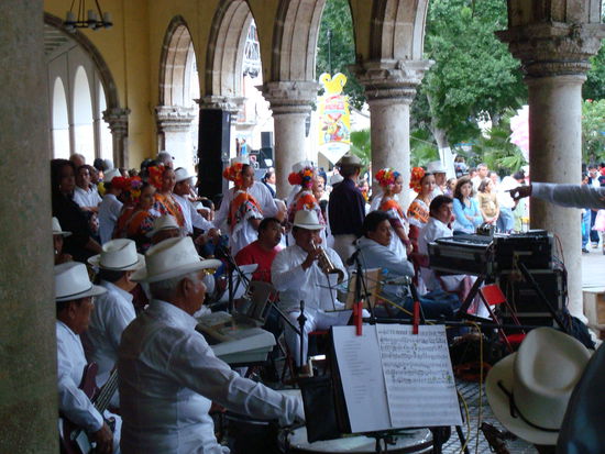 Mit viel (lauter) Musik, Tanz und Froehlichkeit wird in Merida das Wochenende zelebriert - und dies ganz ohne Alkohol.