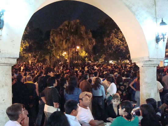 Um den Zocalo herum werden jeden Sonntag drei grosse Buehnen aufgebaut, auf denen diverse Live-Bands spielen. Die Leute stroemen jeweils in Scharen auf den Platz um zu tanzen und zu feiern.