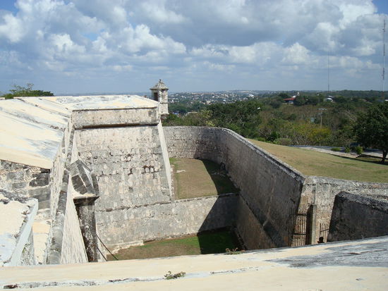 Auf der Festung Fuerte de San Miguel, Blick in den Wassergraben