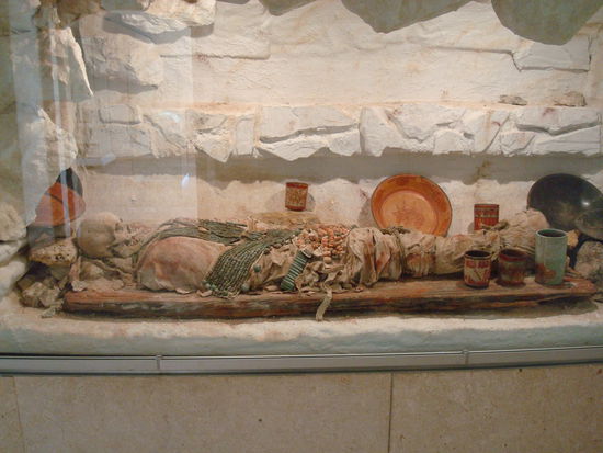 In der Festung befindet sich das Mueseo de la Cultura Maya. Hier sieht man ein Mayagrab mit Opfergaben.