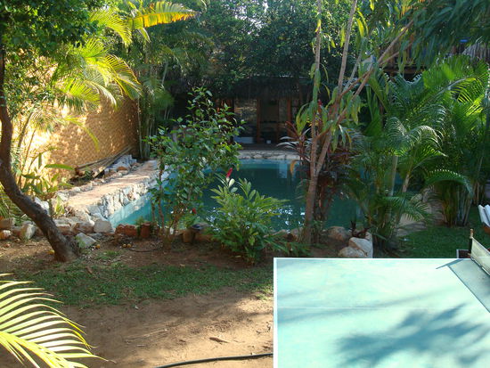 Blick aus unserem Bungalow. An diesem Pingpongtisch haben wir Stunden verbracht 