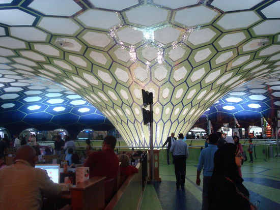 Im Flughafen von Abu Dhabi. Sehr schoen