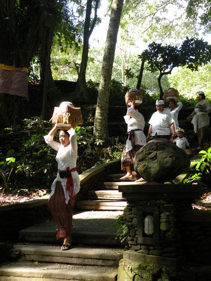 Diese Balinesen/innen sind auf dem Weg zu einer Taufzeremonie