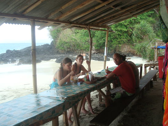 Am white sand beach. Schoener Strand aber sehr hohe Wellen.
