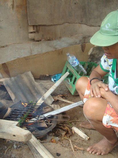 Es gibt frischen Fisch am Strand...