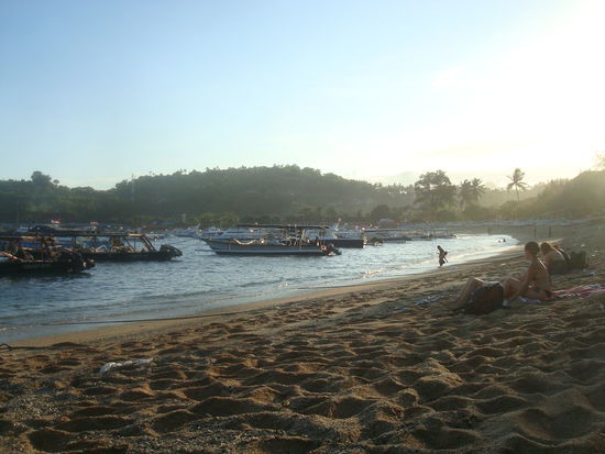 Strand im Ort, die ganze Bucht ist leider voll mit Fischerbooten, also nicht soo ideal zum baden ud schnorcheln.