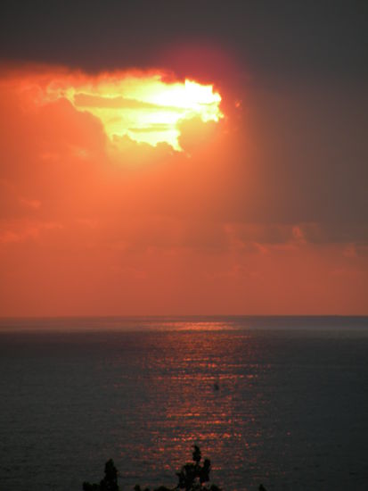 Sonnenaufgang (leicht bewoelkt), von unserer Dachterrasse aus fotografiert