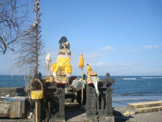 Solche "Gabenschreine" findet man auf Bali in jeder Ecke, in jedem Garten, in (fast) jedem Restaurant