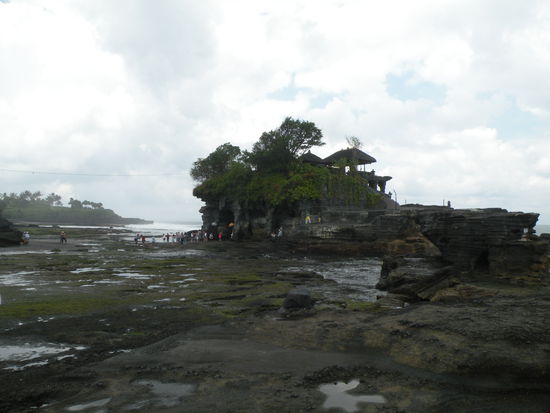 Der Tanah Lot ist teilweise ganz vom Wasser umspuelt