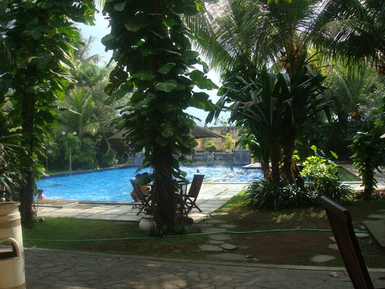 Unsere Reise war schon etwas strapazioes, von dem her gesehen war uns der rieeseeen Pool in unserer Unterkunft mehr als Willkommen