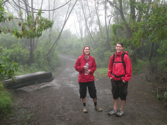 Hier starteten wir unseren Aufstieg, leider regnete es mittlerweile in Stroemen