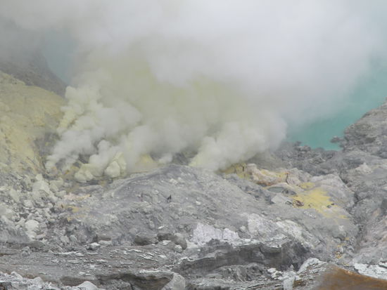Diese lebensfeindliche Umgebung ist Arbeitsplatz von hunderten hart arbeitenden Maennern im Schwefelabbau