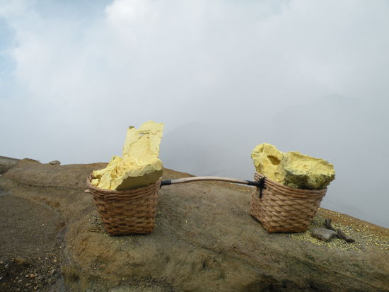 Wegen der Schwefeldaempfe werden die Traeger dieser Koerbe leider nicht sehr alt