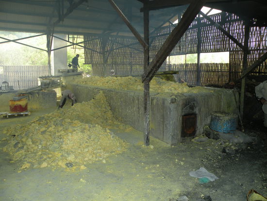 Am Fusse des Vulkans wird der Schwefel grob verarbeitet