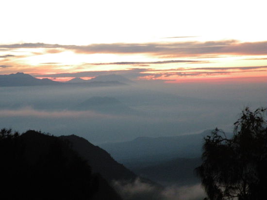 die Sonne kommt hoch, wird aber etwas von den Wolken verdeckt