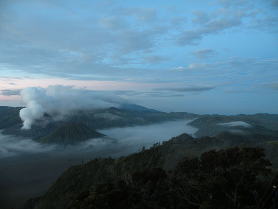 Ploetzlich tauchen die Vulkane aus dem Nebelmeer auf