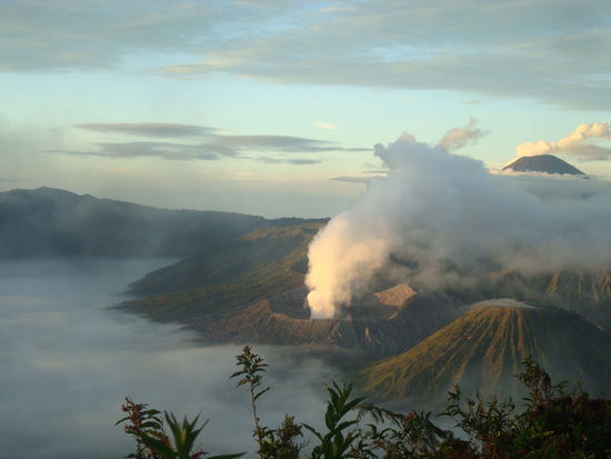Der rauchende Bromo links, rechts vorne Mt Batok und im Hintergrund der heochste, Mt Semeru