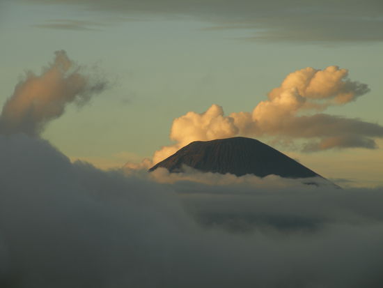 Semeru ueber den Wolken