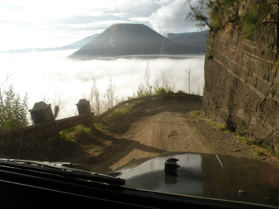 Eine sehr abenteuerliche Strasse fuehrt uns in den Tengger Krater