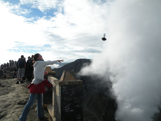 Eine Opfergabe fuer die Goetter (Simone wirft einen Blumenstrauss in den Schlund des Vulkans)