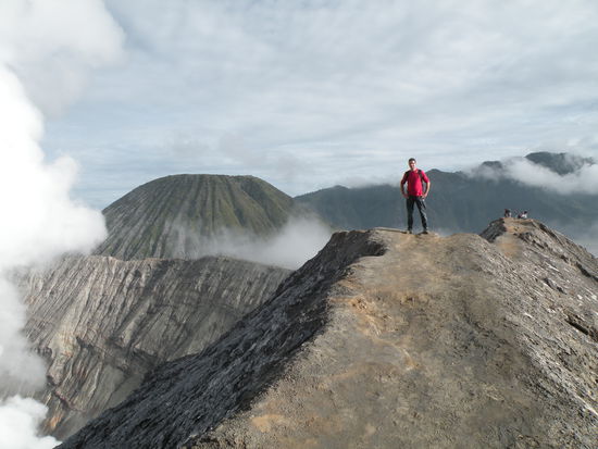 Urs auf dem Kraterrand des Bromos