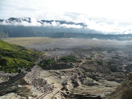 Blick vom Bromo in den Tengger Krater und zum Hindu Tempel