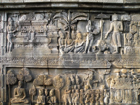 In den Reliefs auf den verschiedenen "Stufen" des Borobudurs ist die ganze Geschichte der Menschheit und das Leben und Geburt von Buddha, sowie sein Eintritt ins Nirwana abgebildet
