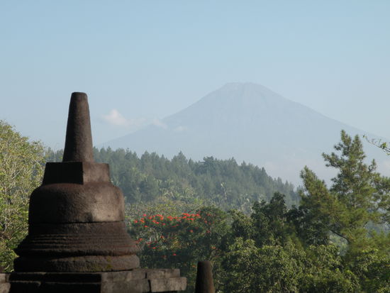 Im Hintergrund der noch sehr aktive Vulkan Merapi