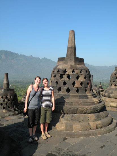 In jeder dieser Stupas sitzt ein Buddha
