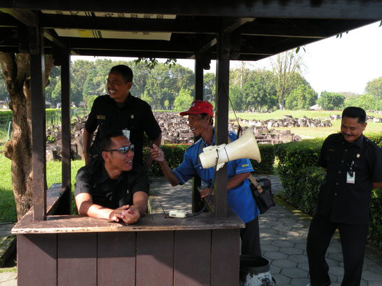 Wir hatten Spass mit dem Wachpersonal (Alle Indonesier zeigen immer eine Riesenfreude wenn wir ein paar Brocken Bahasa sprechen. Vor allem Georg, ein Deutscher der mit uns diesen Ausflug machte, konnte es recht gut)