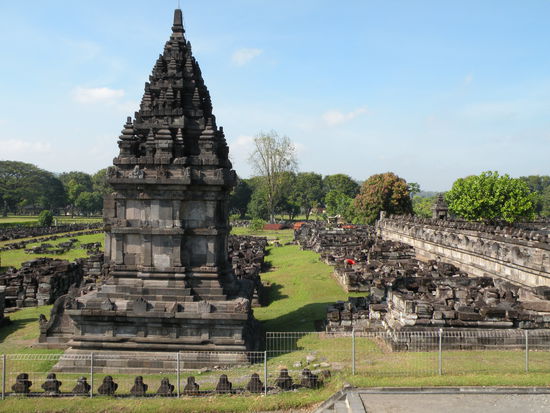 Auch beim Prambanan. Um die Haupttempel standen standen mal hunderte solcher kleineren Tempel. Hier sieht man gut die Ueberreste.