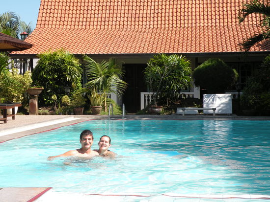 Nach der anstrengenden Besichtigung erholen wir uns im Pool