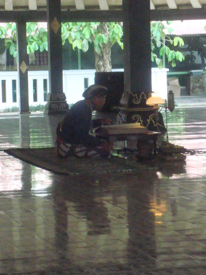 Wir besichtigen auch noch den Kraton, den Sitz des Sultans. Der Kraton ist eigentlich eine Stadt in der Stadt. Noch heute leben auf dem Gelande ca. 25000 Menschen.