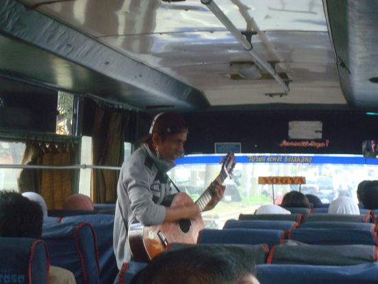 Auch typisch: Waehrend jeder Busfahrt steigen immer wieder Musikanten ein, die dann mehr oder weniger gut fuer ein paar Rupiahs die neusten indonesischen Hits zum Besten geben.