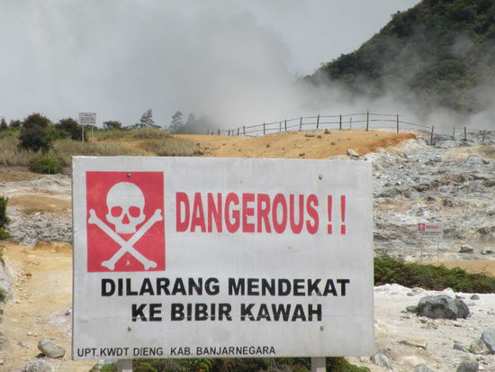 Auf dem Dieng-Plateau brodelts und dampfts an vielen Orten. Hier beim Krater des Sikidang. Wir verstehen das Schild mal so, dass man keine Biber in den Krater werfen soll