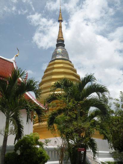 In jeder Ecke der Stadt stoesst man auf Tempel mit solchen wunderschoenen Stupas.