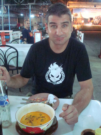 Das Essen war wirklich sehr scharf...  aber auch wirklich sehr lecker, dieser Thaifood. Fuer Simone ists sowieso das Vegiparadies 