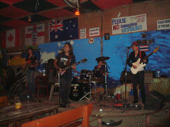 Es gibt natuerlich auch ein Nachtleben in Chiang Mai. Zu unserer Freude gibt es unzaehlige Bars mit Live Musik und diese ist nicht einmal schlecht.